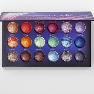 Galaxy Chic💋
18 Color Baked Eyeshadow Palette 🌌